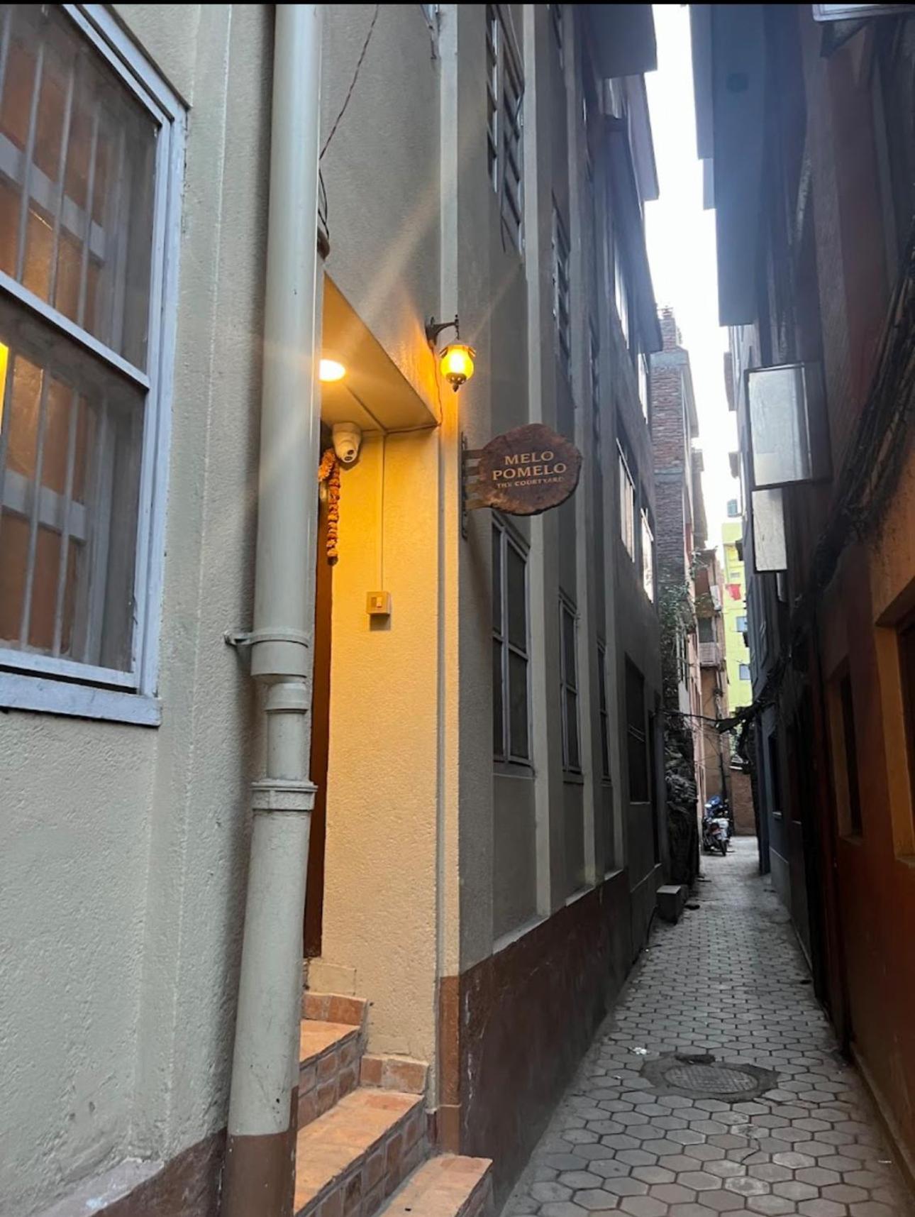 The Melo Pomelo Courtyard. Apartment Kathmandu Bagian luar foto